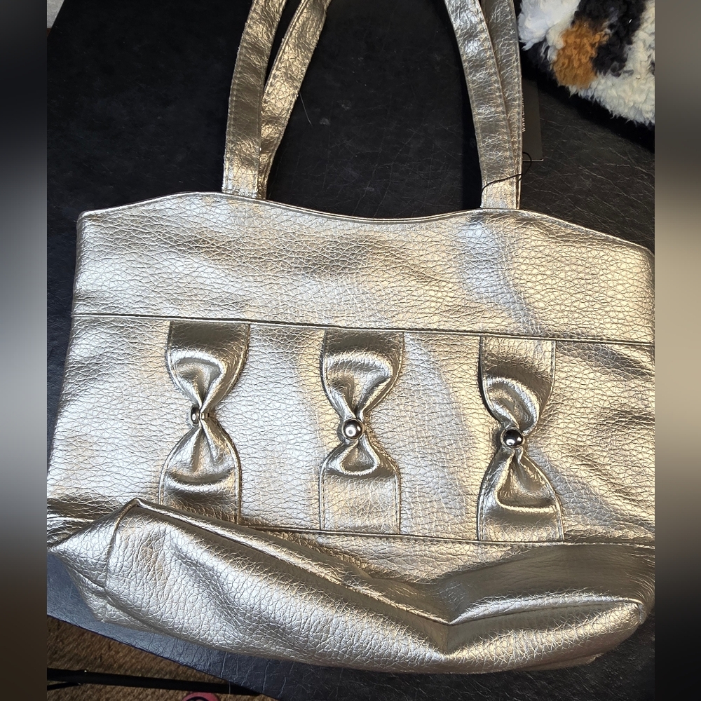 Silver Tote with Pinched Columns = Cute! - Picture 10 of 10